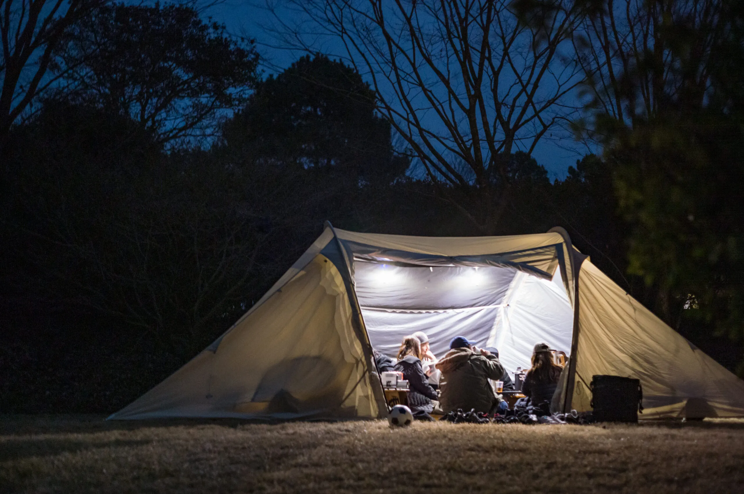 夜のキャンプ場のテント